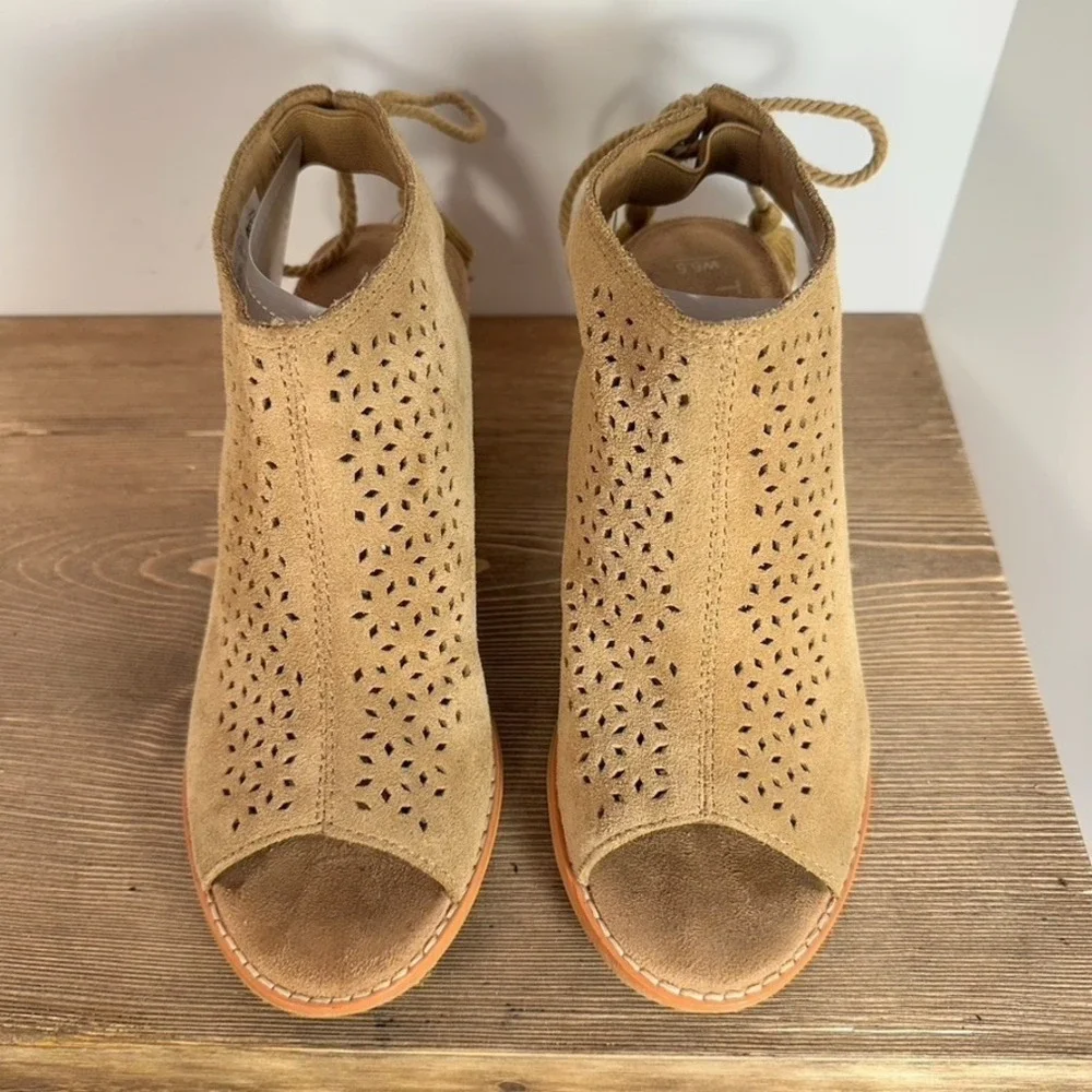 TOMS Elba Peep Toe Tassel Heeled Sandals Womens 6.5 Tan Boho Cork Heel Western